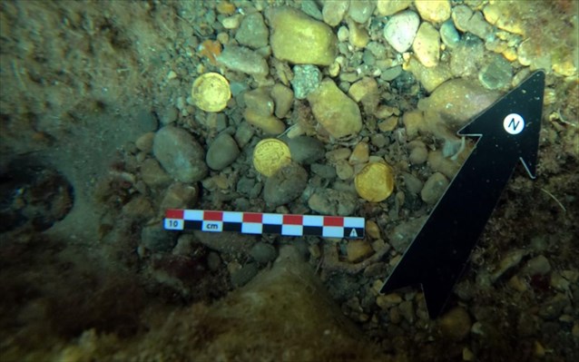 Ερασιτέχνες δύτες που κολυμπούσαν κατά μήκος των ακτών της Ισπανίας ανακάλυψαν έναν θησαυρό με χρυσά νομίσματα ηλικίας 1.500 ετών. 
