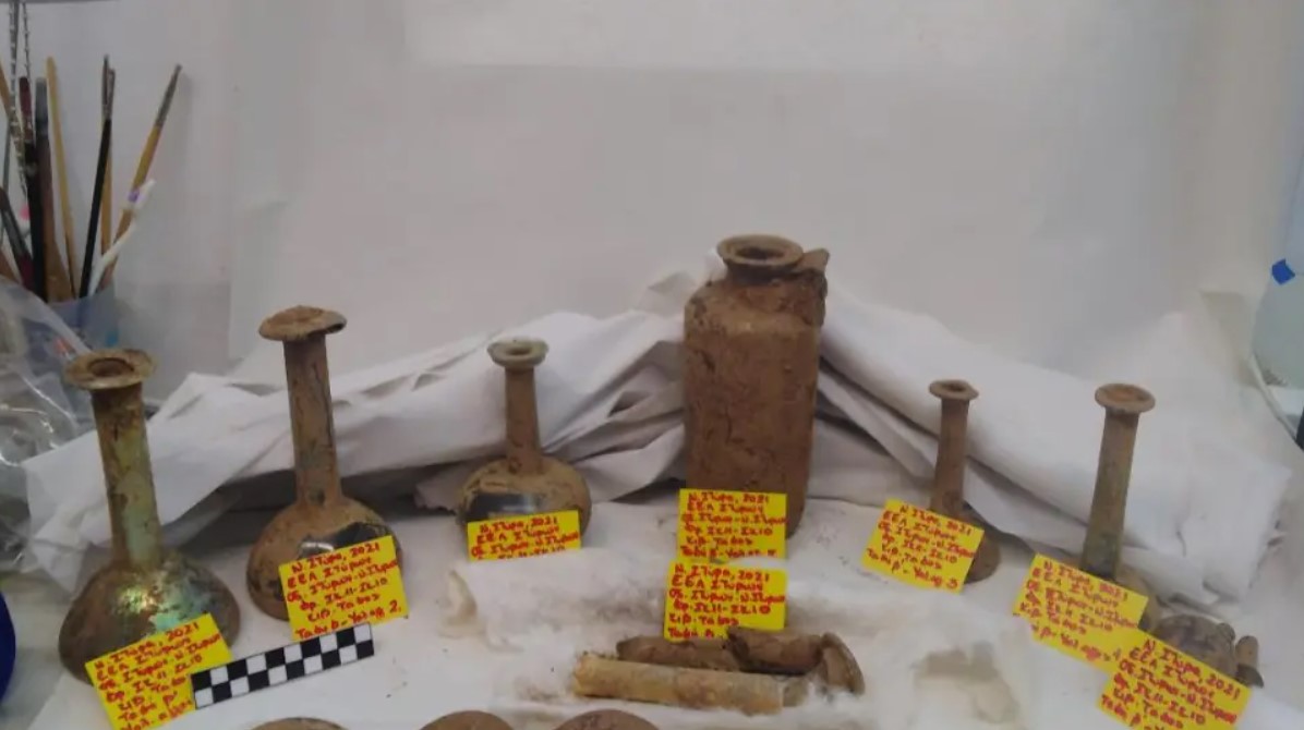 Νέα Στύρα: Ανακαλύφθηκε αρχαίος τάφος με τρεις σκελετούς, αγγεία και νομίσματα 