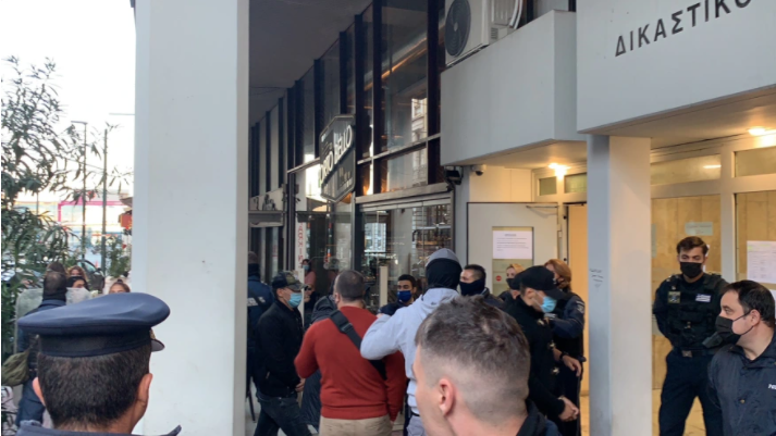 Καταδίωξη στο Πέραμα: Δεκτοί με επευφημίες και χειροκροτήματα οι επτά αστυνομικοί στα δικαστήρια Πειραιά 