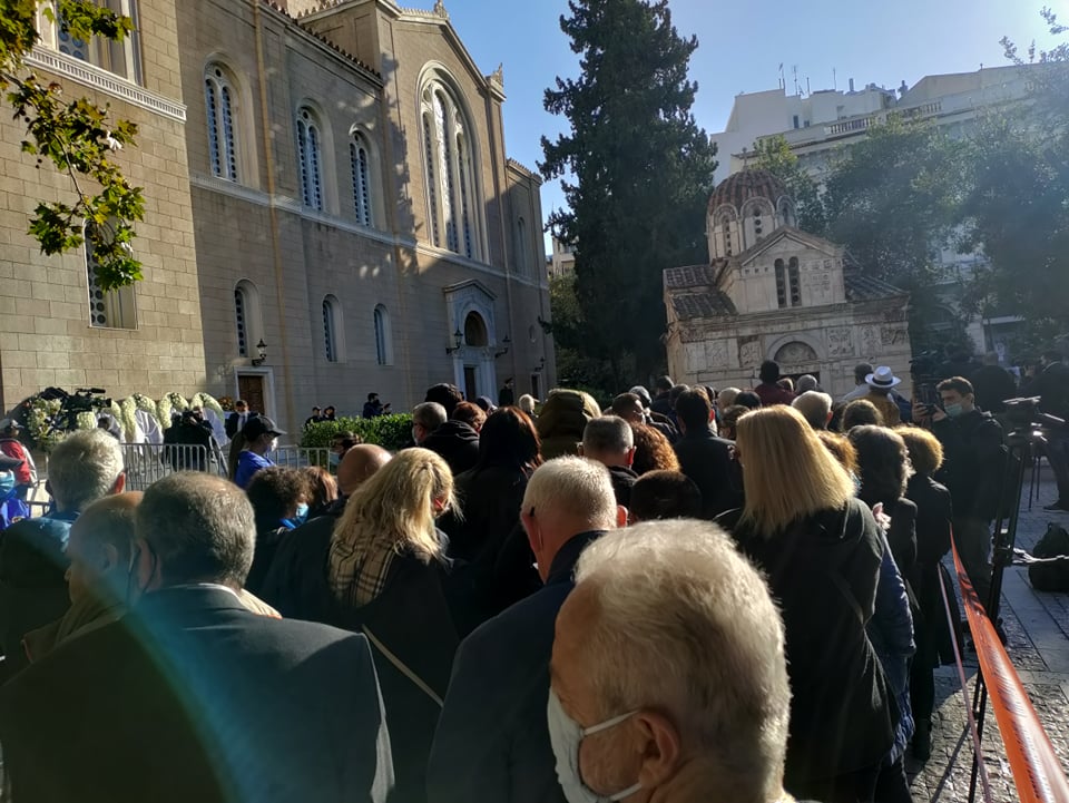 Πλήθος κόσμου από όλη την Ελλάδα στη Μητρόπολη για το λαϊκό προσκύνημα 