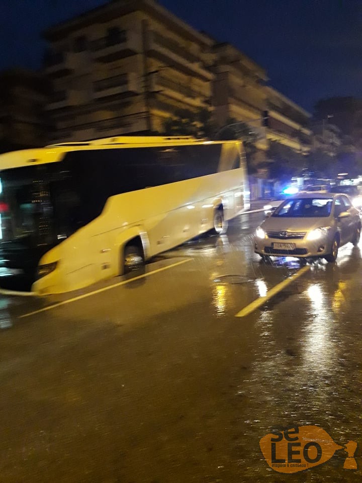 Κακοκαιρία «Μπάλλος»- Θεσσαλονίκη: Υποχώρησε οδόστρωμα και «κατάπιε»... λεωφορείο (Photos) 