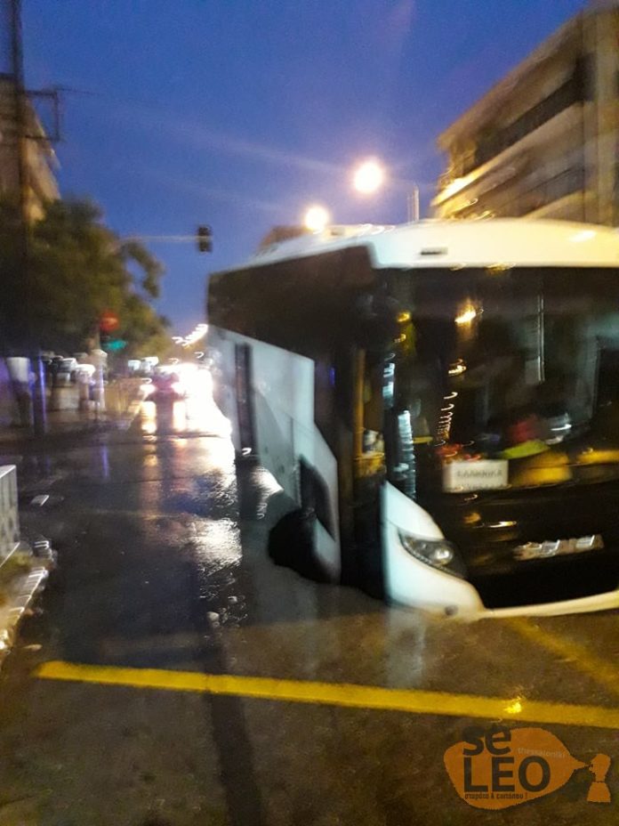 Κακοκαιρία «Μπάλλος»- Θεσσαλονίκη: Υποχώρησε οδόστρωμα και «κατάπιε»... λεωφορείο 
