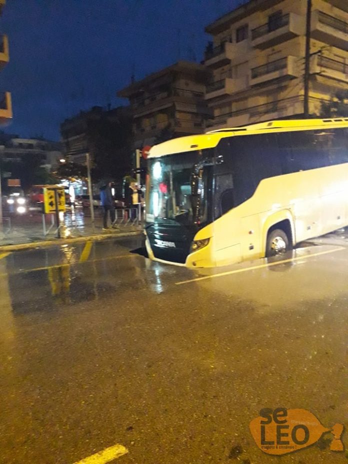 Κακοκαιρία «Μπάλλος»- Θεσσαλονίκη: Υποχώρησε οδόστρωμα και «κατάπιε»... λεωφορείο