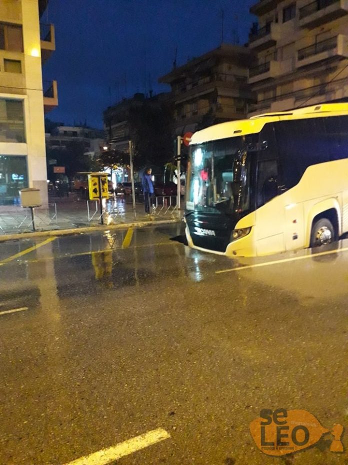 Κακοκαιρία «Μπάλλος»- Θεσσαλονίκη: Υποχώρησε οδόστρωμα και «κατάπιε»... λεωφορείο