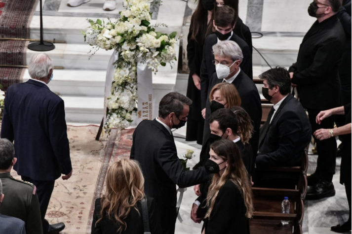 O Κυριάκος Μητσοτάκης αποχαιρετά τη Φώφη Γεννηματά με ένα λευκό τριαντάφυλλο στο χέρι