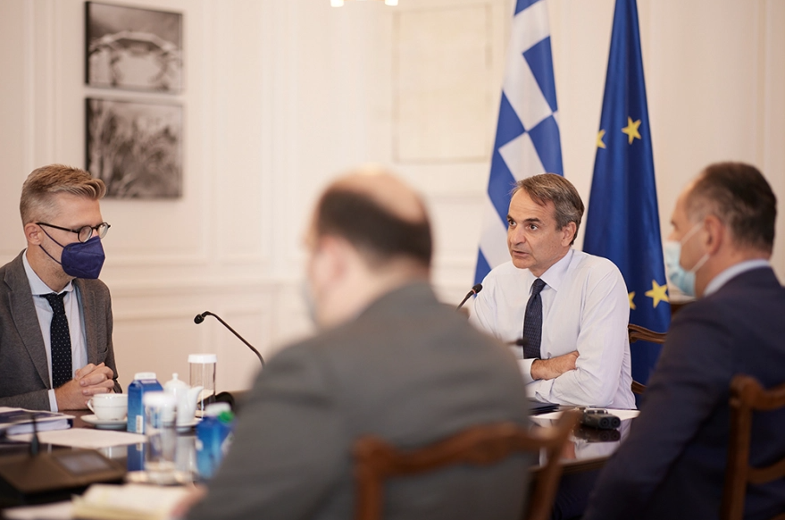  Ο Πρωθυπουργός μίλησε για τα δύο σημαντικά στοιχεία της ελληνογαλλικής συμφωνίας, κατά τη διάρκεια του υπουργικού συμβουλίου.