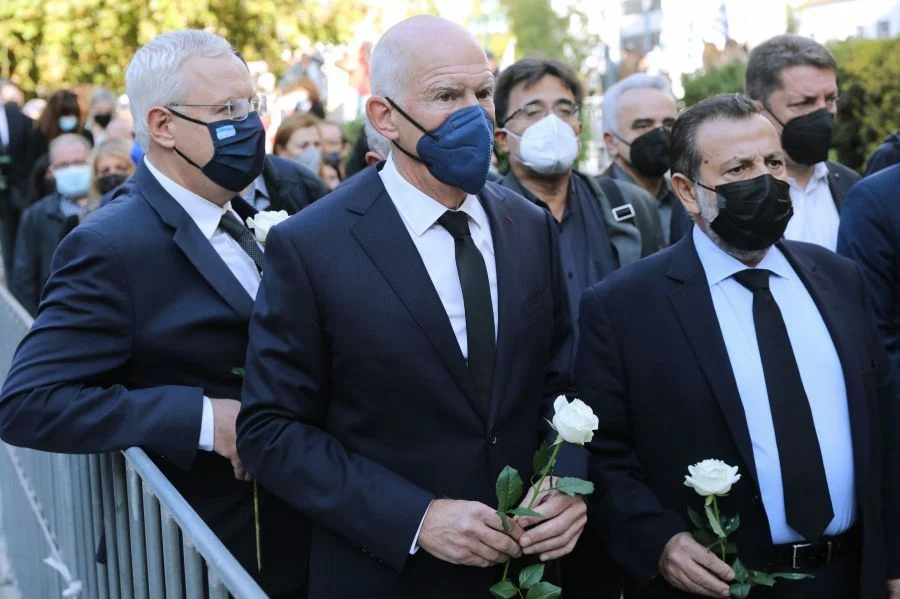 Οι βουλευτές του ΚΙΝΑΛ κρατούσαν λευκά τριαντάφυλλα.