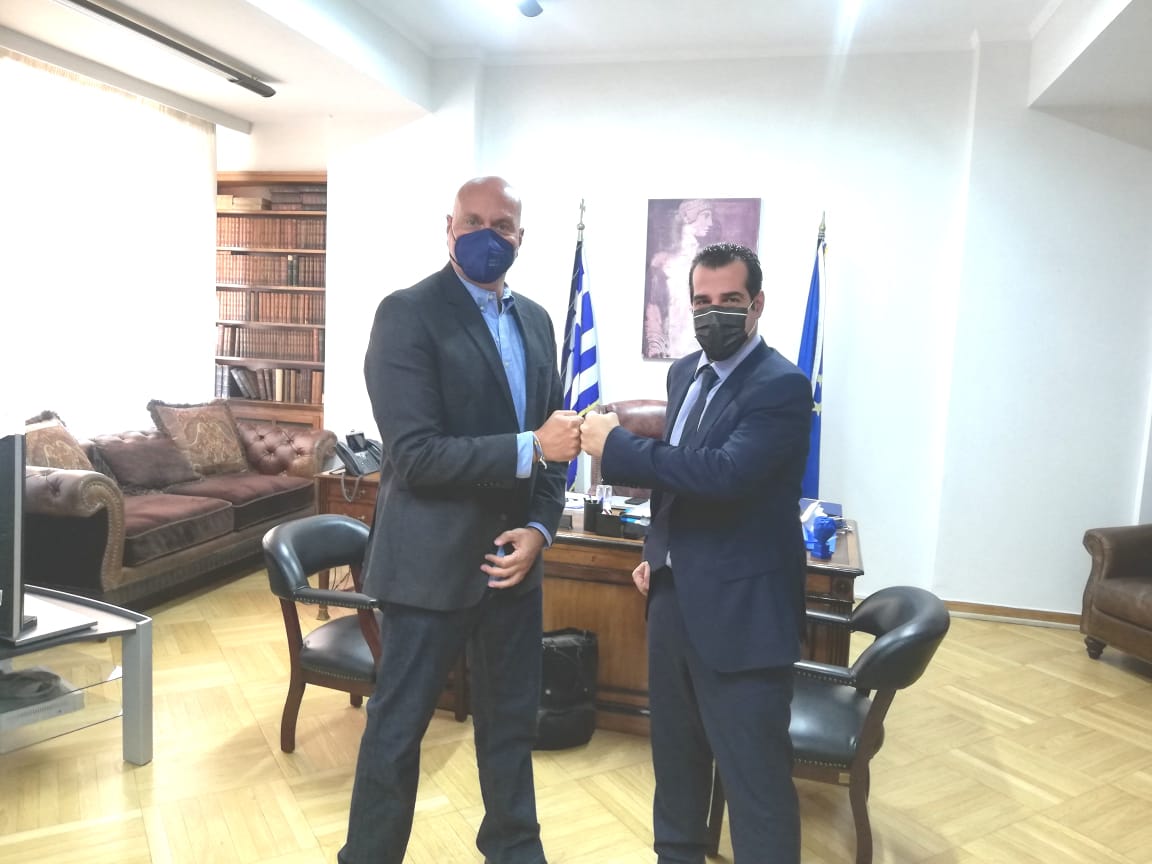 O υπουργός Υγείας, Θάνος Πλεύρης, συναντήθηκε σήμερα με τον Καθηγητή Θεοκλή Ζαούτη, ο οποίος αναλαμβάνει τη θέση του προέδρου του ΕΟΔΥ.