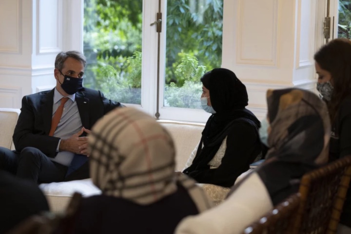 Politico: Καταφύγιο για 700 Αφγανές έγινε η Αθήνα - Ο ρόλος της Μαρέβας Μητσοτάκη
