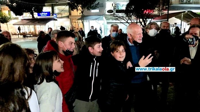 Τρίκαλα: Η selfie φωτογραφία του Γιώργου Παπανδρέου με παιδιά