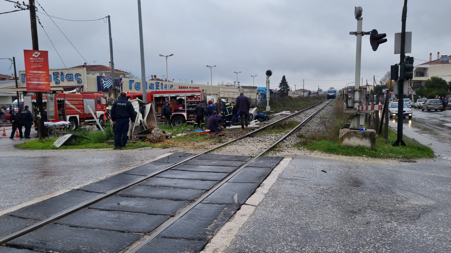 Τρίκαλα: Τρένο παρέσυρε αυτοκίνητο που προσπάθησε να περάσει τη διάβαση