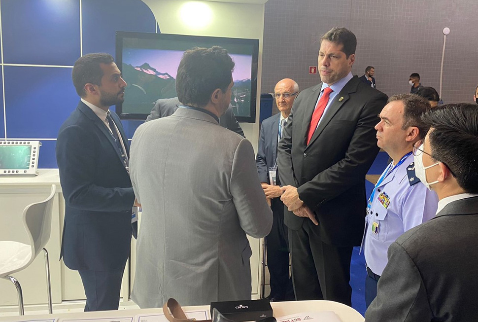 Ο Γραμματέας Αμυντικών Προϊόντων του Υπουργείου Άμυνας της Βραζιλίας, Marcos Degaut, σε επίσκεψη στο περίπτερο της ΤΗΕΟΝ SENSORS στη Mostra BID στη Βραζιλία