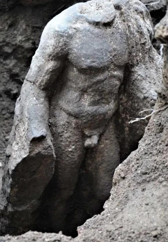  Βέροια: Άγαλμα των αυτοκρατορικών χρόνων αποκαλύφθηκε σε ανασκαφή