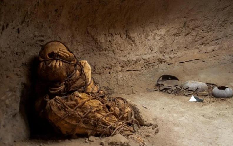 Mία μούμια που εκτιμάται ότι είναι, τουλάχιστον, 800 ετών, ανακάλυψε ομάδα αρχαιολόγων στην κεντρική ακτή του Περού.  Τα μουμιοποιημένα λείψανα ήταν ενός ατόμου από τον πολιτισμό που αναπτύχθηκε μεταξύ των ακτών και των βουνών της νοτιοαμερικανικής χώρας.   Η μούμια, το φύλο της οποίας δεν αναγνωρίστηκε, ανακαλύφθηκε στην περιοχή της Λίμα, όπως δήλωσε ο αρχαιολόγος Pieter Van Dalen Luna.  «Το κύριο χαρακτηριστικό της μούμιας είναι ότι ολόκληρο το σώμα της ήταν δεμένο με σχοινιά και τα χέρια της κάλυπταν το 