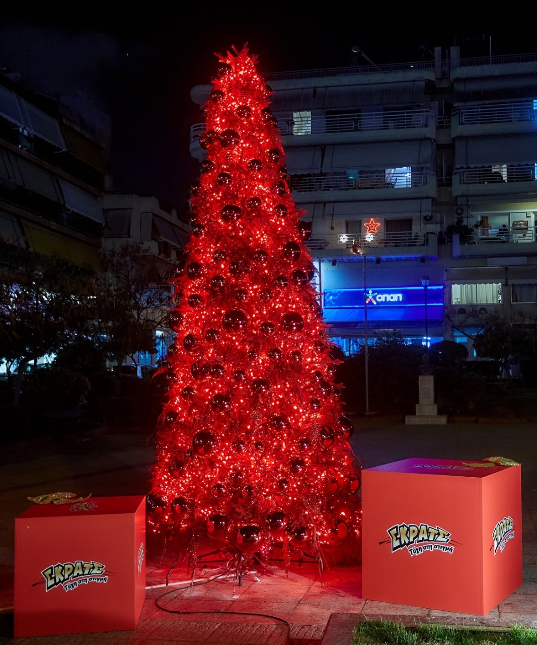 Χριστουγεννιάτικα κλικ κάτω από το κατακόκκινο δέντρο του ΣΚΡΑΤΣ στο Γαλάτσι 