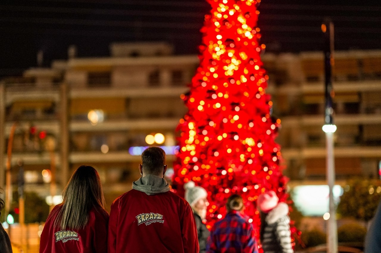 Χριστουγεννιάτικα κλικ κάτω από το κατακόκκινο δέντρο του ΣΚΡΑΤΣ στο Γαλάτσι 
