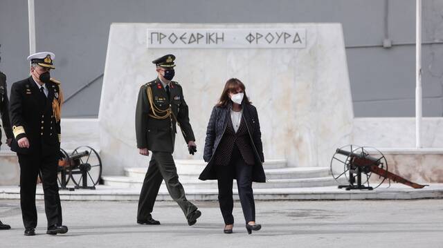 Tην Προεδρική Φρουρά επισκέφθηκε η Κατερίνα Σακελλαροπούλου