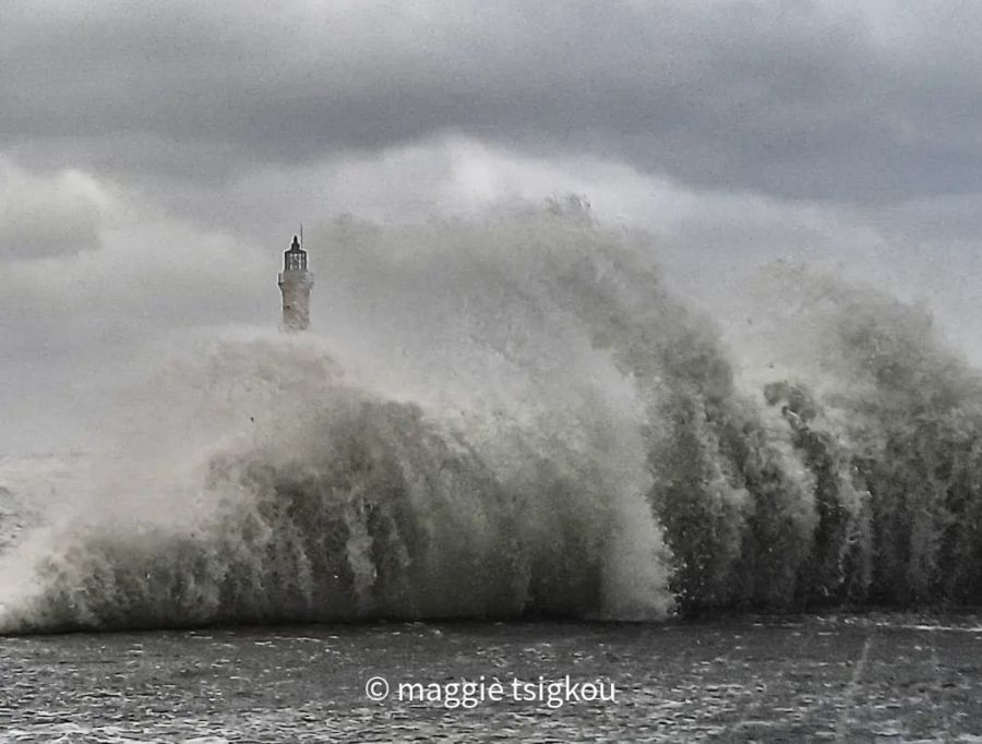 Μεγάλα κύματα… κατάπιαν το λιμάνι στα Χανιά 