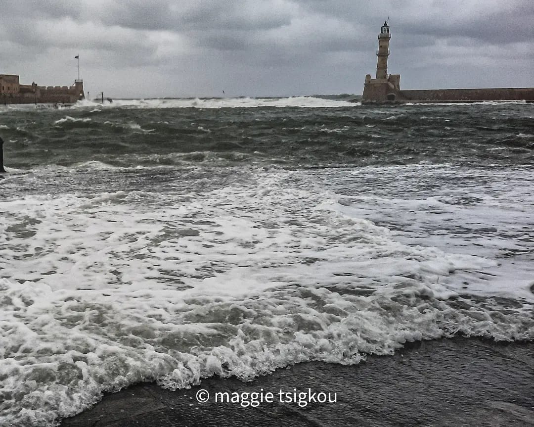 Μεγάλα κύματα… κατάπιαν το λιμάνι στα Χανιά 