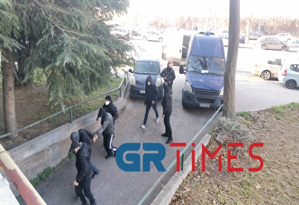 Την πόρτα του γραφείου της ανακρίτριας πέρασαν το πρωί στο Δικαστικό Μέγαρο Θεσσαλονίκης ακόμη τέσσερις κατηγορούμενοι για τη στυγερή δολοφονία του Άλκη Καμπανού.