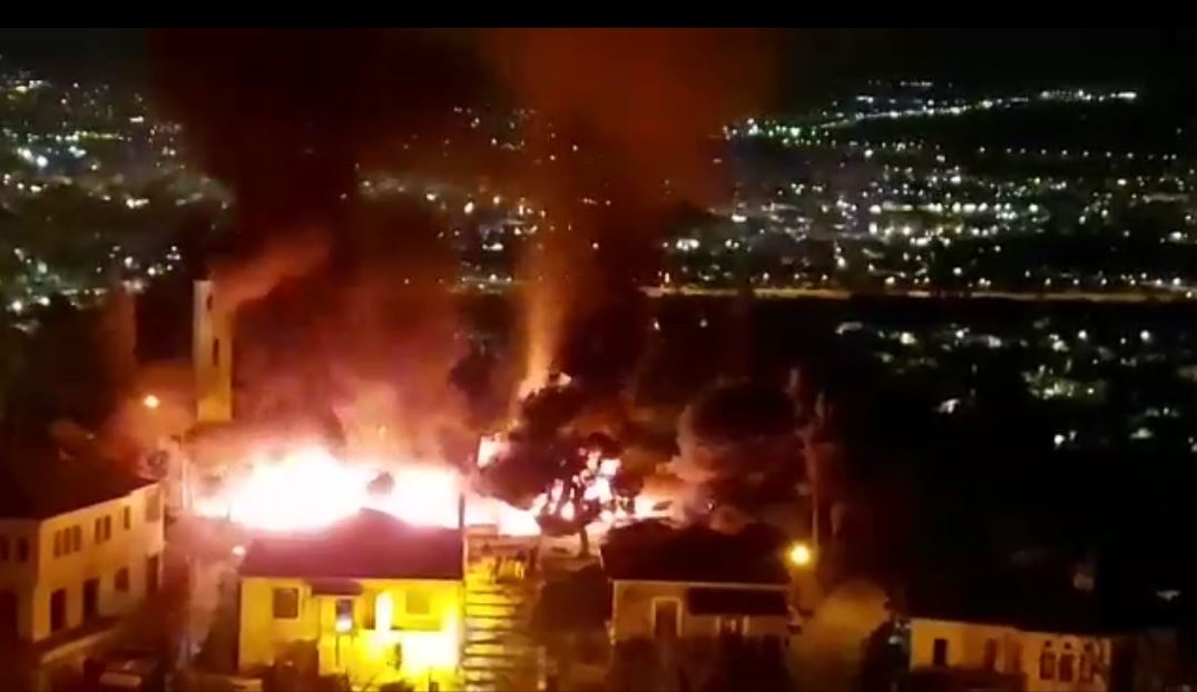 Βόλος: Φωτιά σε πέντε αυτοκίνητα της Αστυνομίας