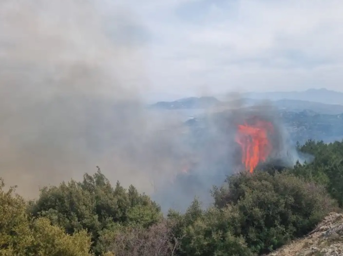 Μεγάλη φωτιά στη Σάμο - Εκκενώνεται οικισμός