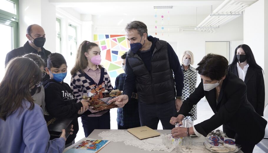 Στη Σύρο βρίσκεται ο Κυριάκος Μητσοτάκης. Ο Πρωθυπουργός επισκέφθηκε το Δημοτικό Σχολείο Βάρης Μάννα και συνομίλησε με τους μαθητές.