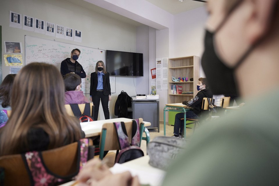 Στη Σύρο βρίσκεται ο Κυριάκος Μητσοτάκης. Ο Πρωθυπουργός επισκέφθηκε το Δημοτικό Σχολείο Βάρης Μάννα και συνομίλησε με τους μαθητές.