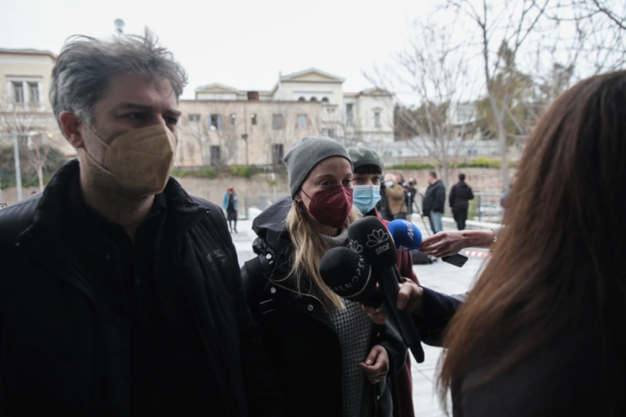 Στο δικαστήριο βρέθηκαν οι ηθοποιοί Σπύρος Μπιμπίλας, Άννα Μαρία Παπαχαραλάμπους, Πηνελόπη Αναστασοπούλου, Αλέξανδρος Μπουρδούμης, Λένα Δροσάκη.