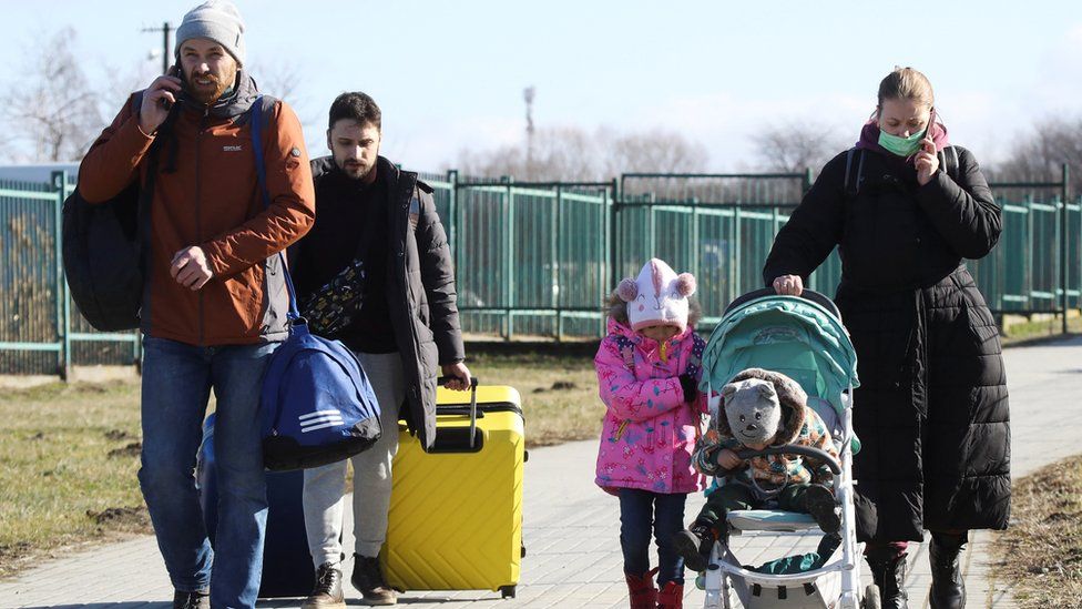 1 εκατ. πρόσφυγες εγκαταλείπουν την Ουκρανία (Photos)