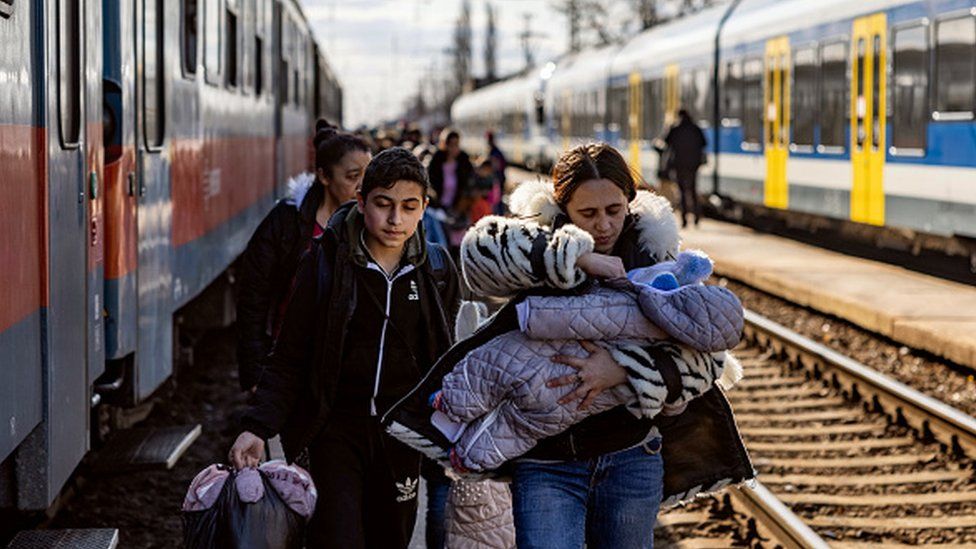 1 εκατ. πρόσφυγες εγκαταλείπουν την Ουκρανία (Photos)
