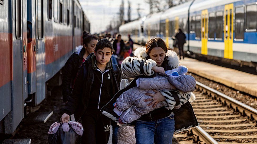 1 εκατ. πρόσφυγες εγκαταλείπουν την Ουκρανία (Photos) 