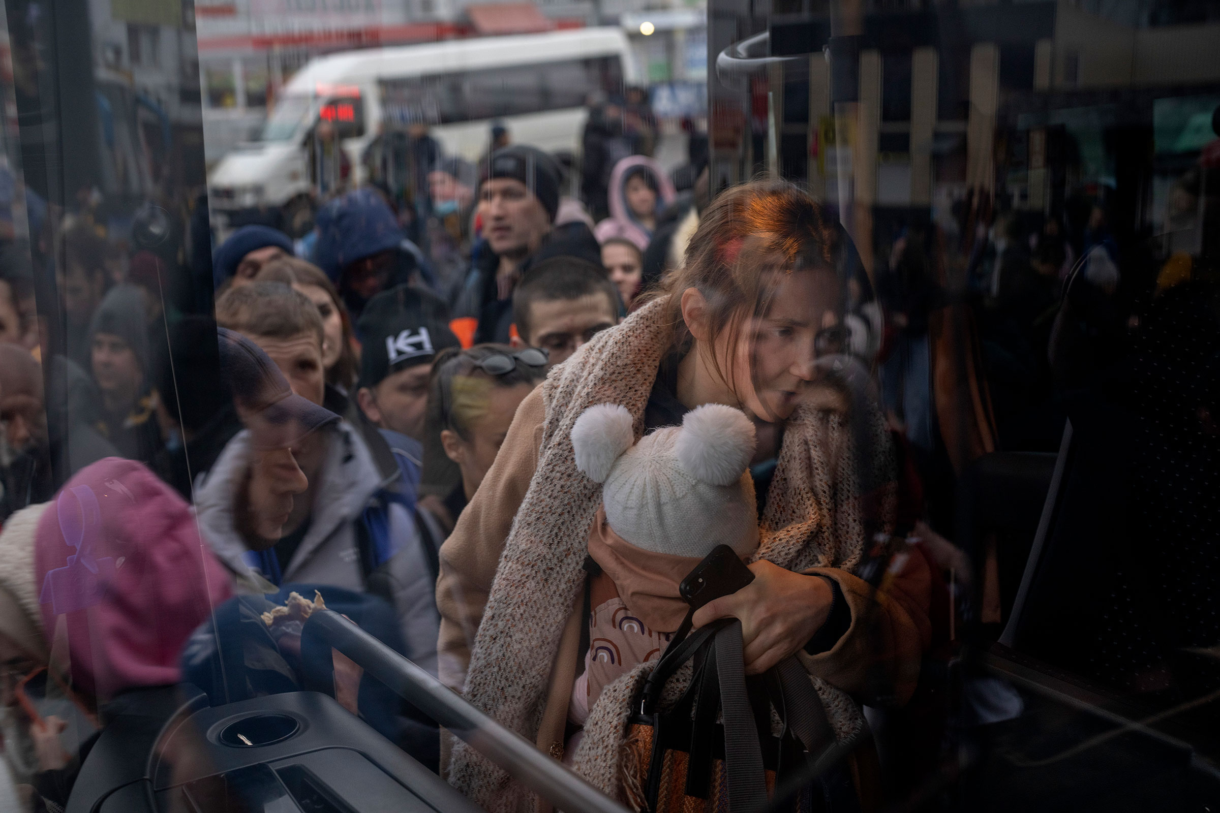 1 εκατ. πρόσφυγες εγκαταλείπουν την Ουκρανία (Photos) 