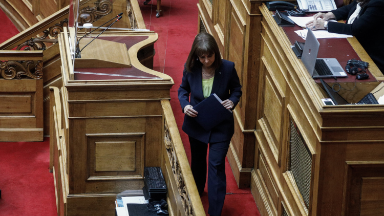 Βουλή: Η Σακελλαροπούλου ντύθηκε στα χρώματα της Ουκρανίας 