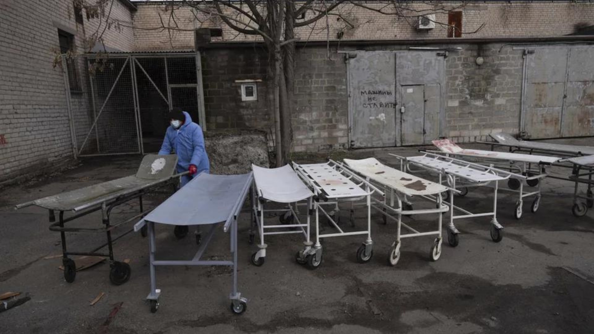 Ουκρανία: Σοκαριστικές εικόνες από τη Μαριούπολη - Θάβουν τους νεκρούς σε ομαδικούς τάφους
