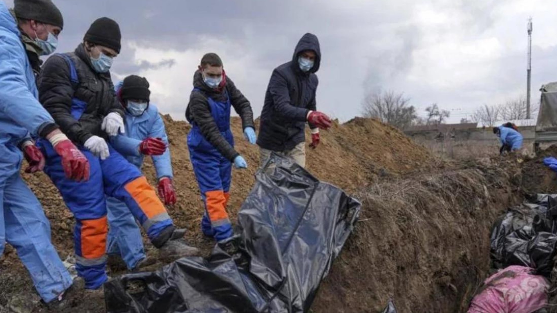 Ουκρανία: Σοκαριστικές εικόνες από τη Μαριούπολη - Θάβουν τους νεκρούς σε ομαδικούς τάφους
