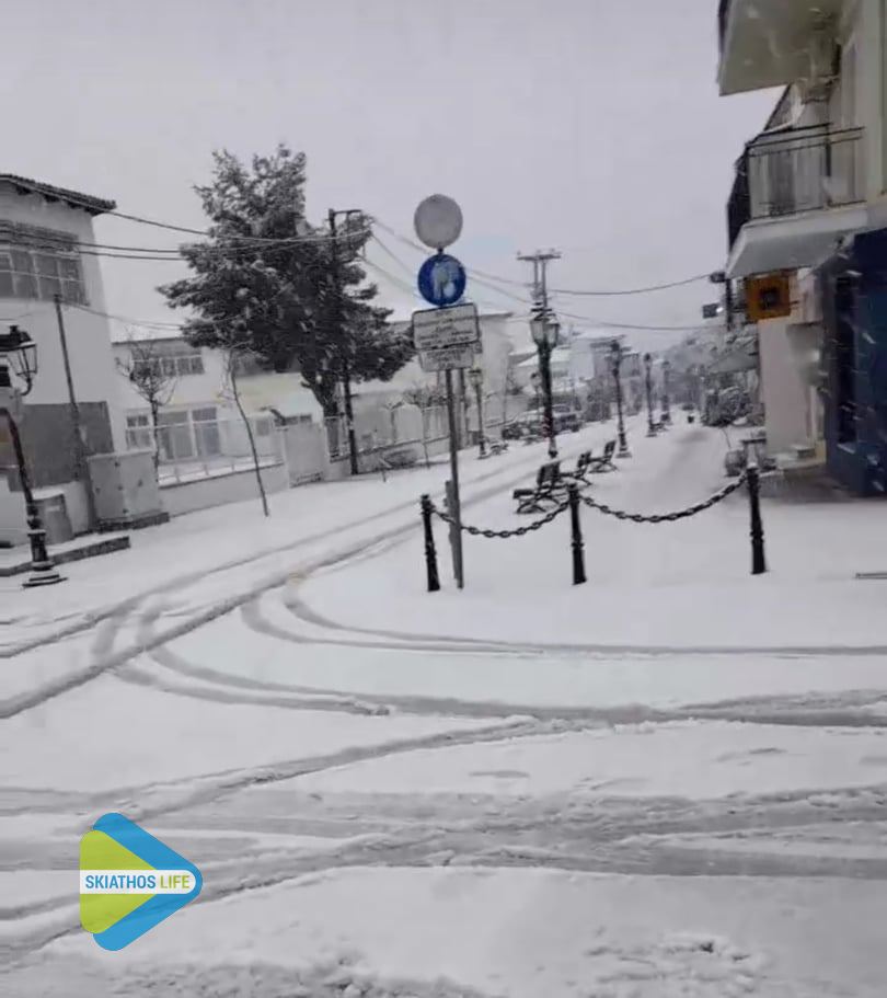 Πυκνή χιονόπτωση στη Σκιάθο