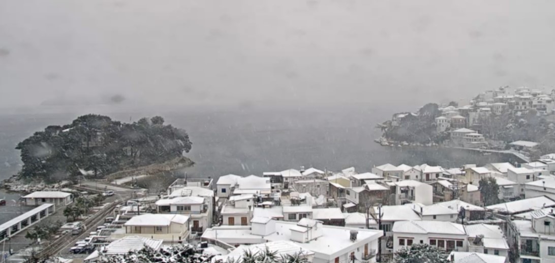 Πυκνή χιονόπτωση στη Σκιάθο