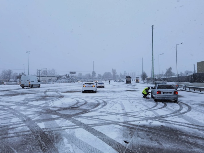 Αττική: Ποιοι δρόμοι είναι κλειστοί - Και αύριο κλειστά σχολεία λόγω του χιονιά
