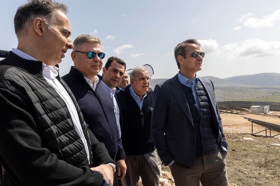 (Από αριστερά προς τα δεξιά), κ. Γιώργος Αλεξόπουλος Γενικός Διευθυντής Στρατηγικού Σχεδιασμού και Νέων Δραστηριοτήτων του Ομίλου ΕΛΛΗΝΙΚΑ ΠΕΤΡΕΛΑΙΑ, κ. Ανδρέας Σιάμισιης Διευθύνων Σύμβουλος του Ομίλου ΕΛΛΗΝΙΚΑ ΠΕΤΡΕΛΑΙΑ, κ. Κώστας Σκρέκας Υπουργός Περιβάλλοντος και Ενέργειας, κ. Γιάννης Παπαθανασίου Πρόεδρος του Διοικητικού Συμβουλίου του Ομίλου ΕΛΛΗΝΙΚΑ ΠΕΤΡΕΛΑΙΑ, κ. Κυριάκος Μητσοτάκης, Πρωθυπουργός