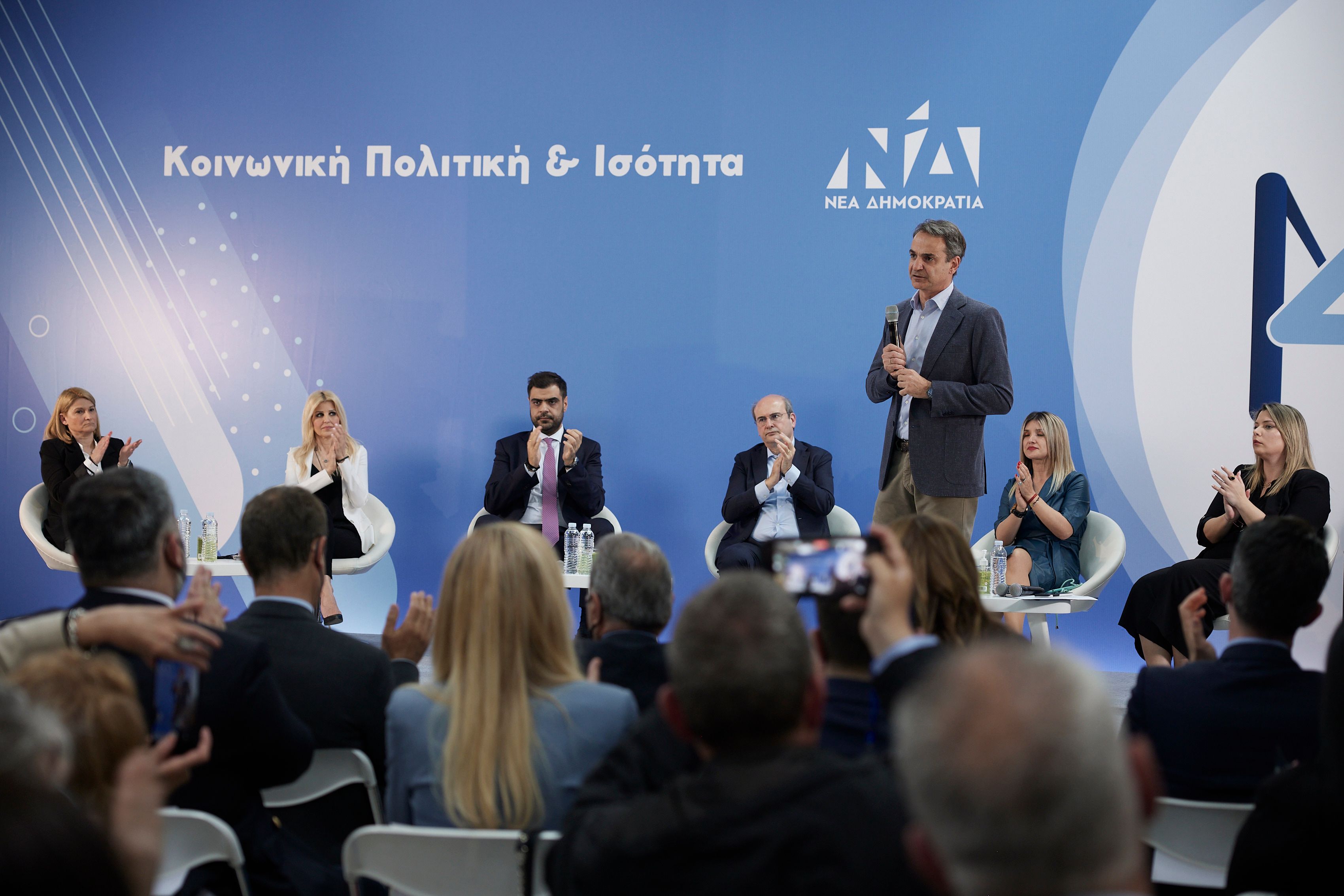 To κοινωνικό αποτύπωμα της κεντροδεξιάς, ισχυρή παρακαταθήκη για την πολιτική της κυριαρχία