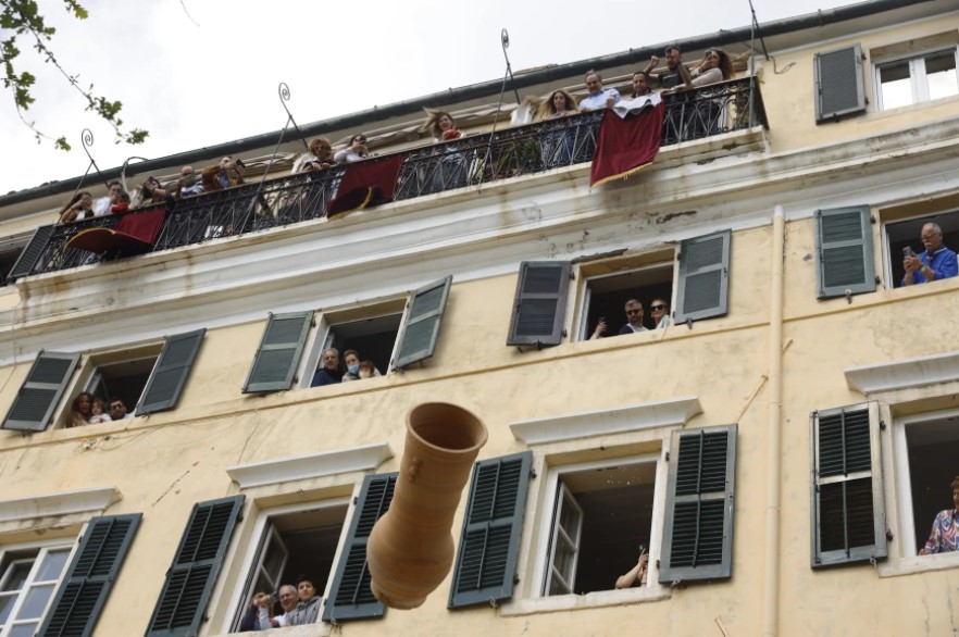 Κέρκυρα: Η θεαματική πρώτη Ανάσταση - Χιλιάδες κόσμου στο έθιμο των Μπότηδων