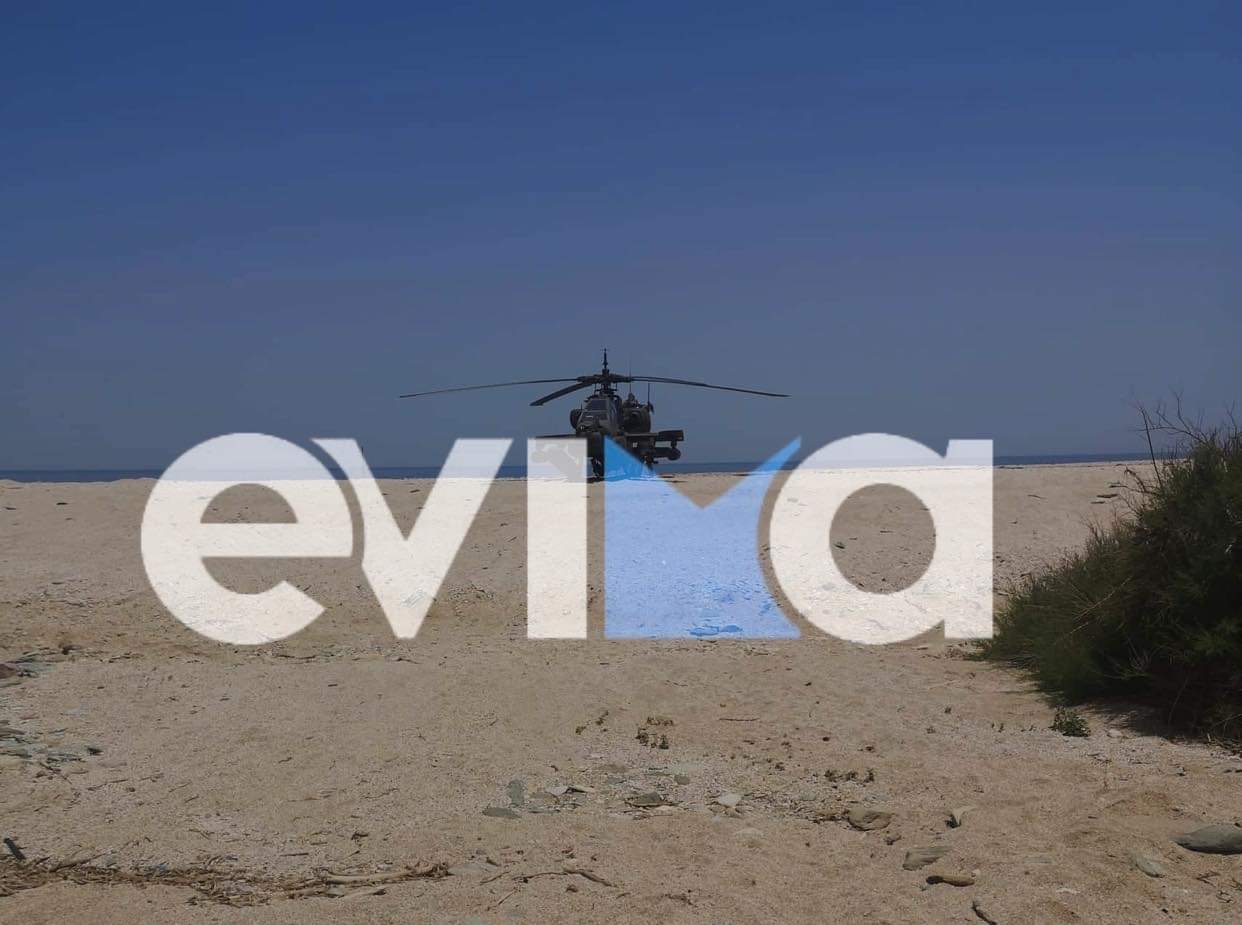 Εύβοια: Καθηλωμένο στην άμμο σε παραλία της Καρύστου το στρατιωτικό ελικόπτερο Apache