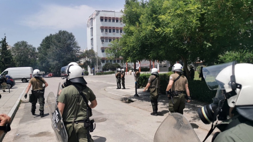 Θεσσαλονίκη: Νέα επεισόδια στο ΑΠΘ - Πέταξαν μάρμαρα και πέτρες στους αστυνομικούς
