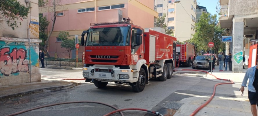 Φωτιά σε κτίριο στο Μεταξουργείο: Απεγκλωβίστηκαν δύο άτομα από την ταράτσα
