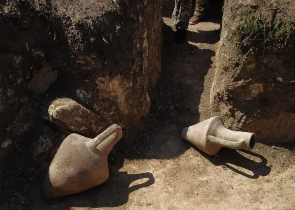 Ουκρανία: Συλλογή από αρχαίους ελληνικούς αμφορείς ανακάλυψαν στρατιώτες στην Οδησσό