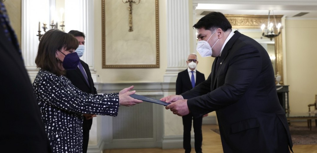 O Τζορτζ Τσούνης επέδωσε τα διαπιστευτήριά του στην Κατερίνα Σακελλαροπούλου 