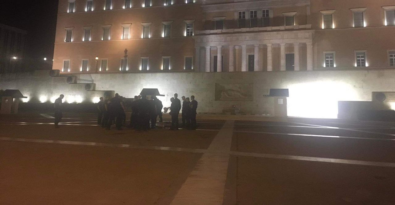 Συνελήφθη ένοπλος που απειλούσε να ανοίξει πυρ μπροστά στο μνημείο του Άγνωστου Στρατιώτη