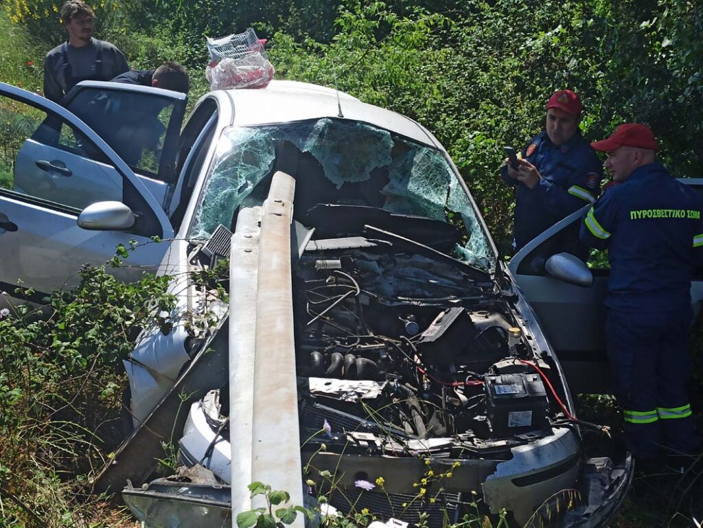 Σοκαριστικό τροχαίο στην Αμφιλοχία: Μπάρες διαπέρασαν το αυτοκίνητο – Σοκάρουν οι εικόνες