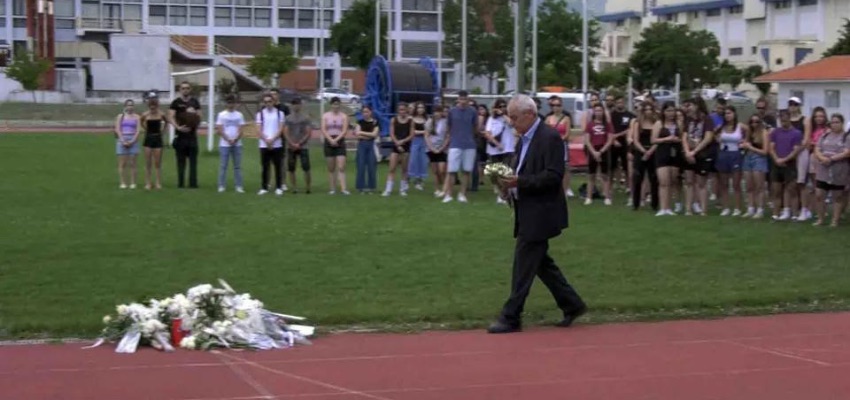 Θάνατος 22χρονης αθλήτριας στην Κομοτηνη: Φοιτητές αφήνουν λουλούδια στο στάδιο